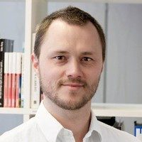Früheres Porträtfoto von Michael Schmidt mit weißem Hemd